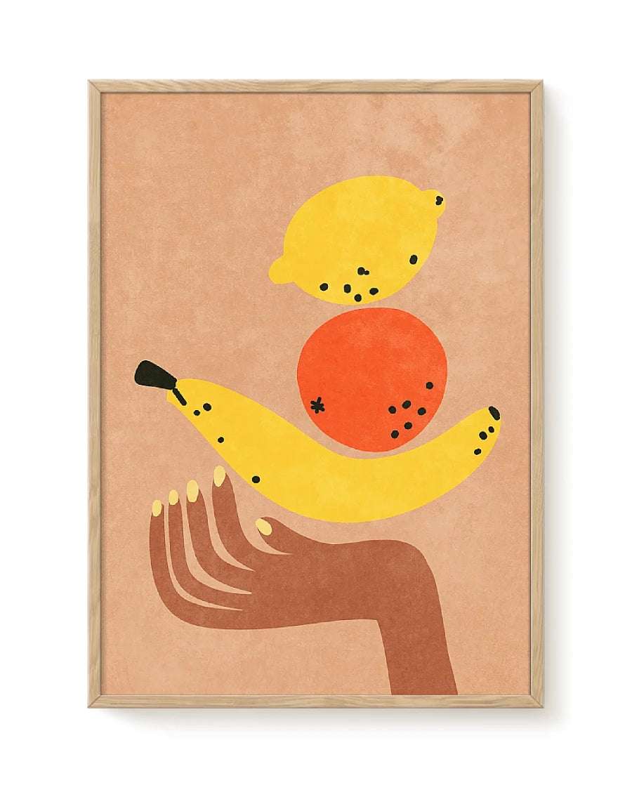 Fruits in my hand Print (30 x 40cm): Abstrakte Illustration einer Hand mit drei Früchten, inspiriert von Natur und Tierwelt, auf luxuriösem Museumsqualitätspapier. Design von Bea Muller.