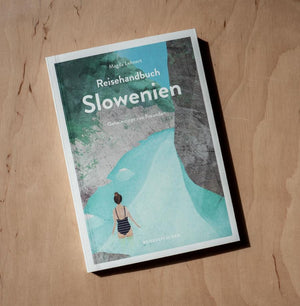 Reisehandbuch Slowenien von Magda Lehnert, Taschenbuch mit Geheimtipps, zeigt Frau im Wasser auf Cover; perfekte Ergänzung zu Human Empire Shop's einzigartigem Sortiment.