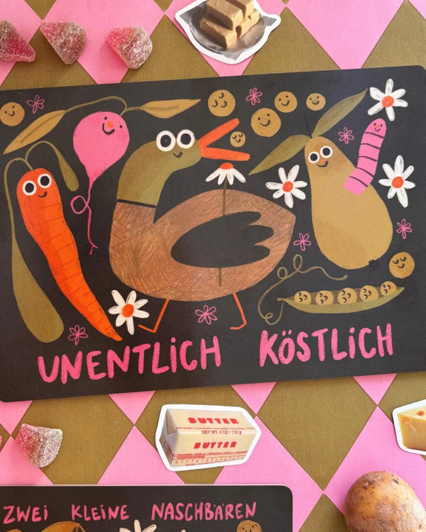 Frühstücksbrettchen Ente mit illustriertem Gemüse-Tier und deutschem Slogan, umgeben von Aufklebern und einer zweiten Karte. Hergestellt aus Birkenholz, designed von Lea Hillerzeder.