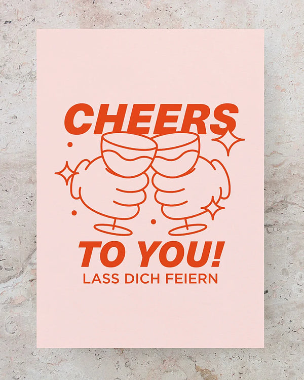 Cheers to you! Postkarte mit Cartoon-Händen, die Gläser anstoßen, und dem Text 'Lass Dich feiern' – ideal für jeden festlichen Anlass.