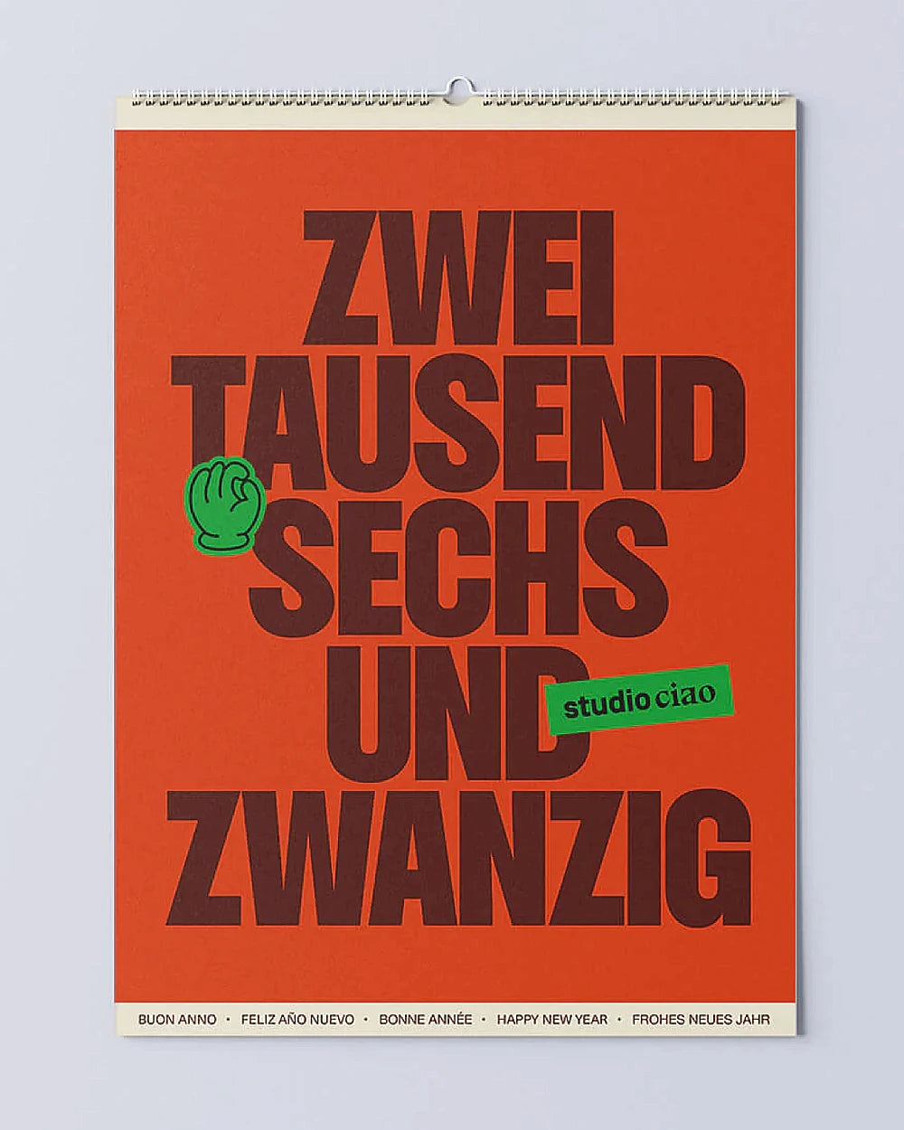 Studio Ciao Kalender 2026, Spiralbindung, mit Neujahrsgrüßen und Monatsmotiven. Deutschsprachiger Covertext „ZWEI TAUSEND SECHS UND ZWANZIG“. Größe: DIN A3, 14 Seiten, mattes Papier.