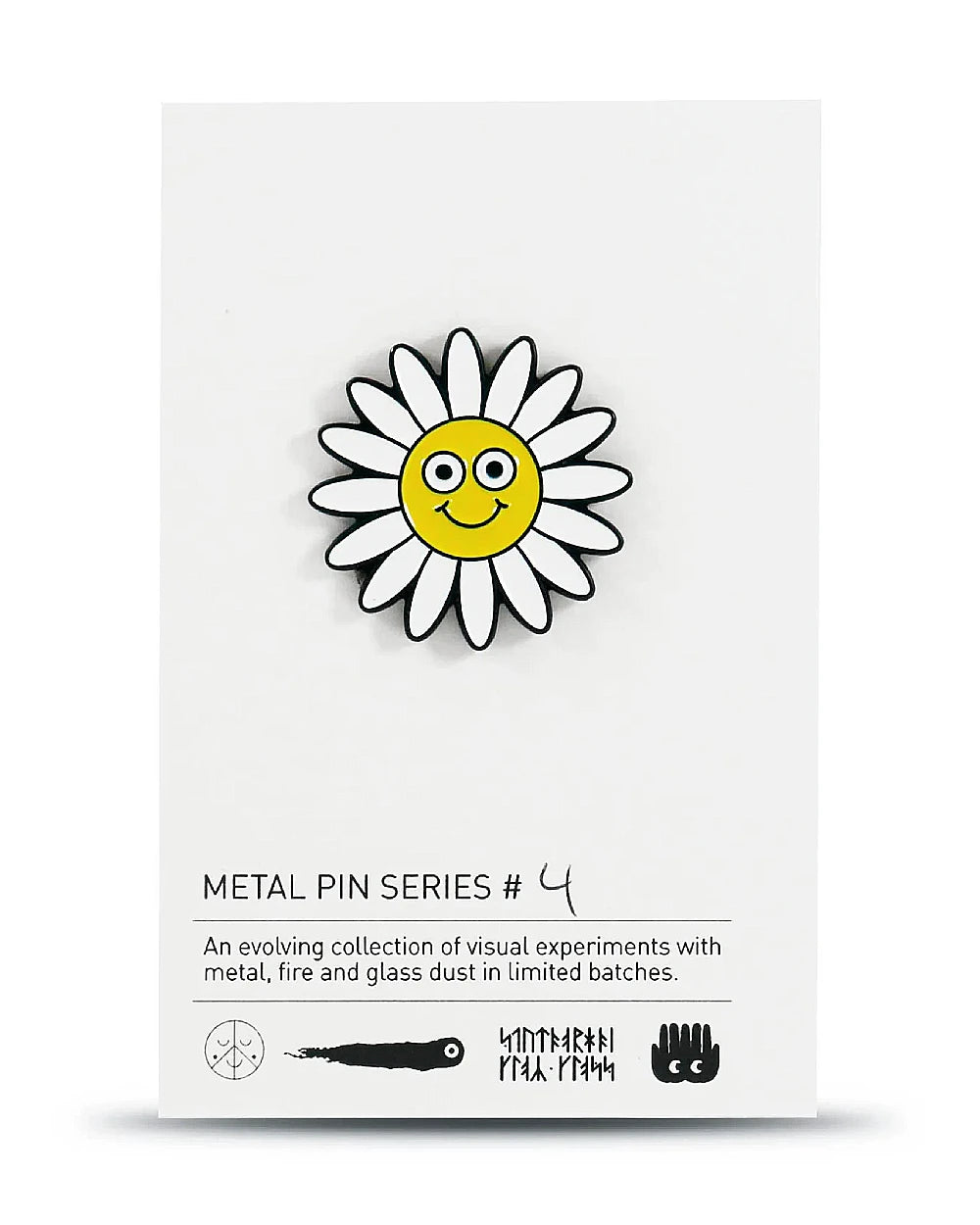 Metall-Pin Daisy (Serie #4) von Studio Arhoj, zeigt ein lächelndes Gänseblümchen auf einer Karte mit Infos zur limitierten Metal Pin-Serie. Maße: 2,8 x 2,8 cm.