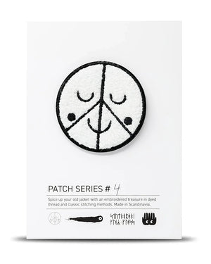 Arhoj Patch Chenille Logo (Serie #4): Gestickter, skandinavischer Aufnäher mit Peace- und Smiley-Design, ideal zum Aufpeppen von Jacken oder Taschen. Maße: 6 x 6 cm.