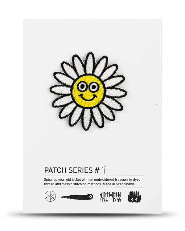 Arhoj Patch Daisy (Serie #1): Gestickter Gänseblümchen-Aufnäher mit lächelndem Gesicht, ideal zum Aufpeppen von Kleidung, entworfen von Studio Arhoj, hergestellt in Schweden.