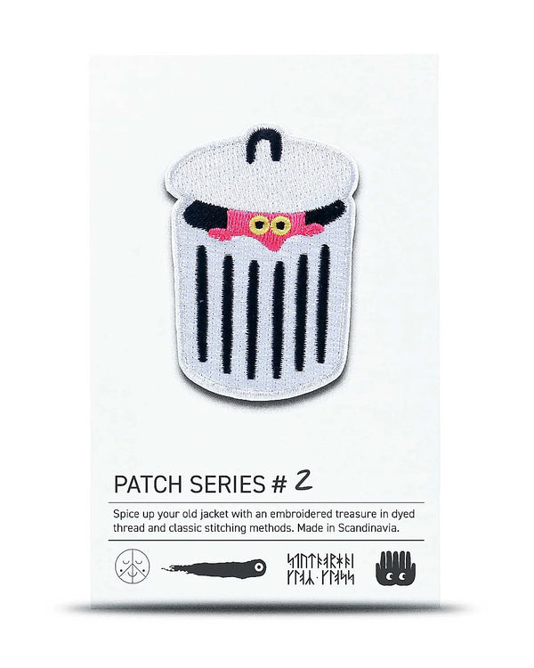 Arhoj Patch Trashy Oswald (Serie #2): Gestickter Aufnäher, Metallmülleimer mit pinkem Wesen, skandinavische Herstellung, ideal zum Aufpeppen von Kleidung und Taschen. Maße: 4,7 x 6,8 cm.