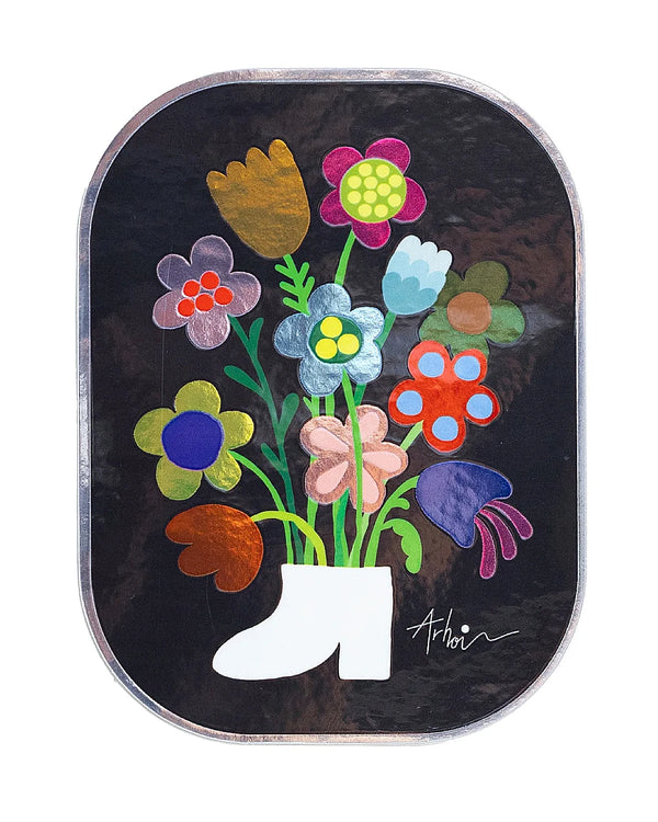 Studio Arhoj - Sticker Peace Please: Eine stilisierte Blumenillustration in einem weißen, stiefelförmigen Vase, ideal zur Verschönerung von Laptops, Wasserflaschen und Planern.