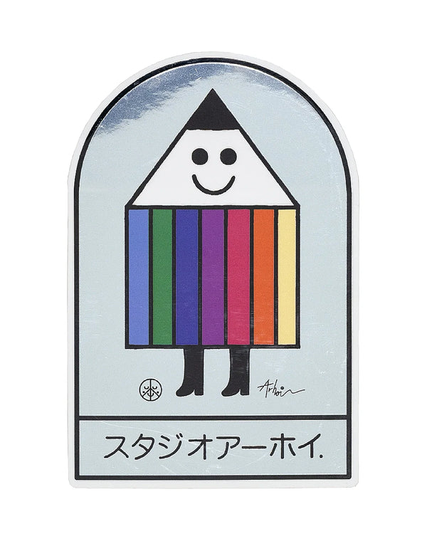 Studio Arhoj - Sticker Penny: Cartoonfigur mit Regenbogenkörper, Haus- oder Bleistiftkopf und Stiefeln. Text „スタジオアーホイ“ darunter, ideal für Laptop oder Skateboard.