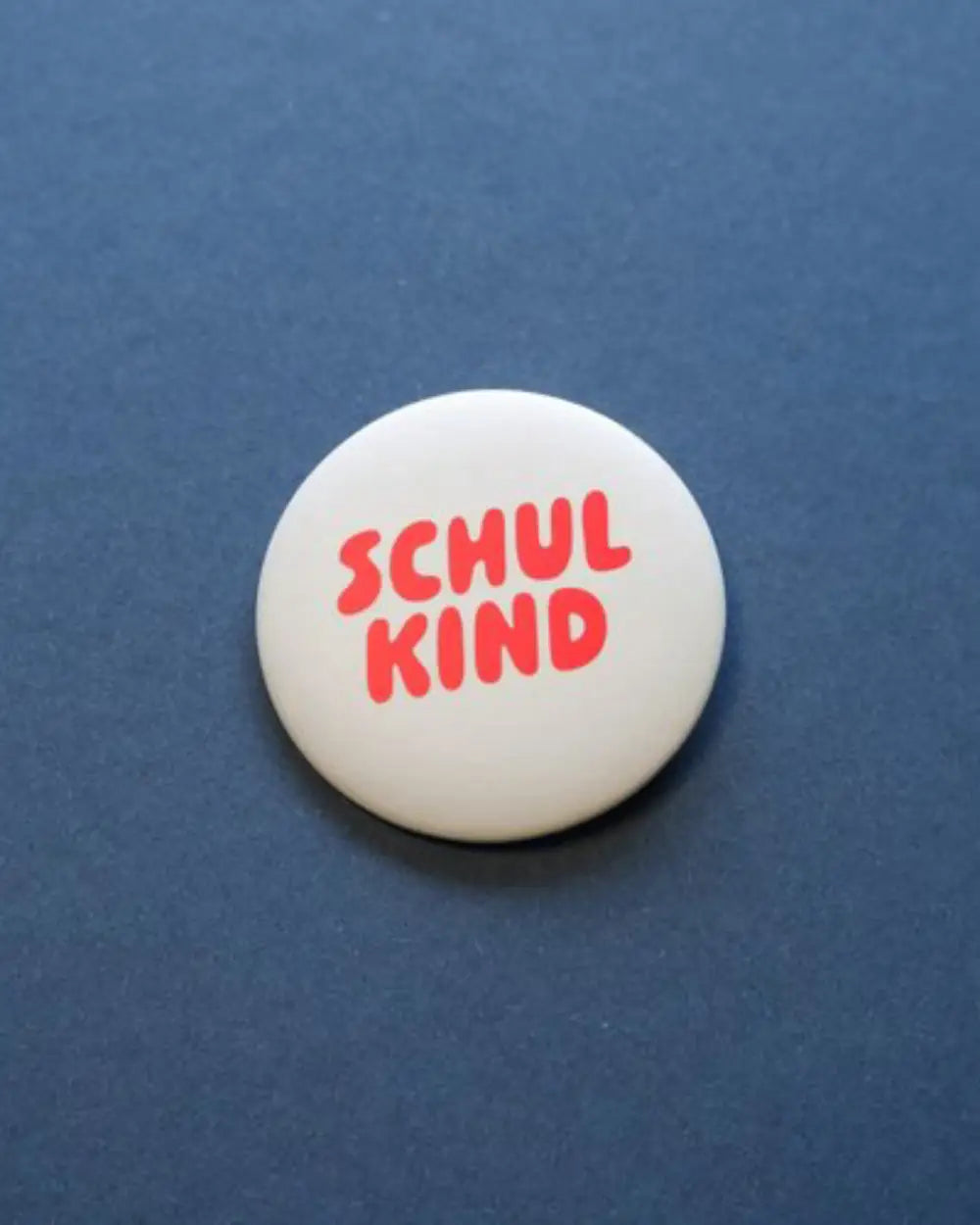 Button Schulkind Beige-Rot
