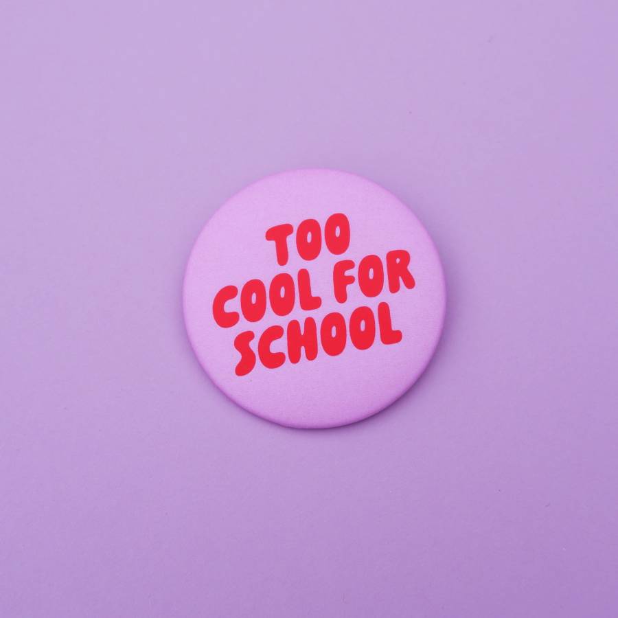 Button Too Cool For School Rosa Rot