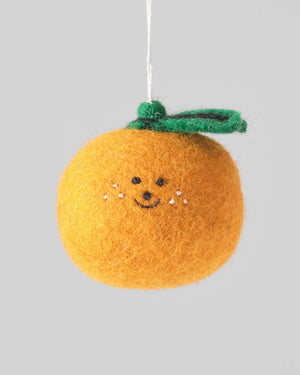 Clementine Filzanhänger: Handgefertigtes, lächelndes Orangen-Ornament aus fair gehandelter Wolle mit grünem Blatt, ideal für den Weihnachtsbaum, hergestellt in Nepal.