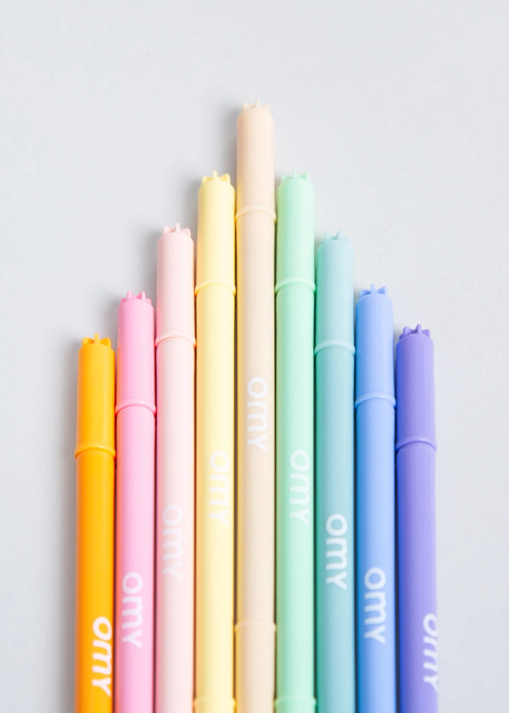 Neun Dual-Tipped Neon Marker von OMY, pastellfarben mit Katzenohren-Griffen, doppelseitig: fein und dick, abwaschbar. Entworfen in Paris, gefertigt in Italien.