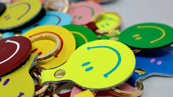 Feeling Lush Smiley Schlüsselanhänger Neon Yellow