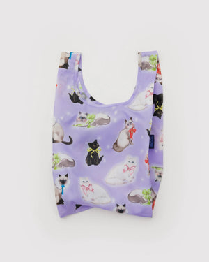 Baby Baggu Einkaufsbeutel Fancy Cats, flach liegend, mit Katzenmotiven und Schleifen auf lavendel Hintergrund, aus recyceltem Ripstop-Polyester, kompakt und faltbar.
