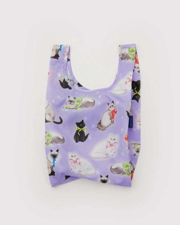 Baby Baggu Einkaufsbeutel Fancy Cats, flach liegend, mit Katzenmotiven und Schleifen auf lavendel Hintergrund, aus recyceltem Ripstop-Polyester, kompakt und faltbar.