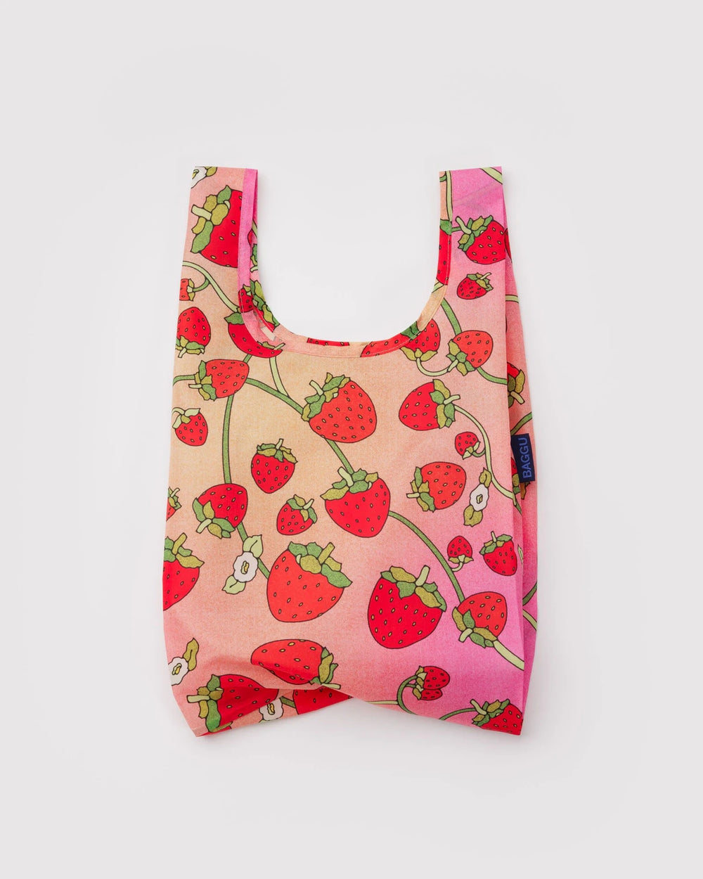 Baby Baggu Einkaufsbeutel Strawberry Blossom mit Erdbeerprint und grünen Stielen, kompakt und faltbar, aus recyceltem Ripstop-Polyester, ideal für kleine Einkäufe.