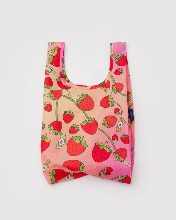 Baby Baggu Einkaufsbeutel Strawberry Blossom mit Erdbeerprint und grünen Stielen, kompakt und faltbar, aus recyceltem Ripstop-Polyester, ideal für kleine Einkäufe.
