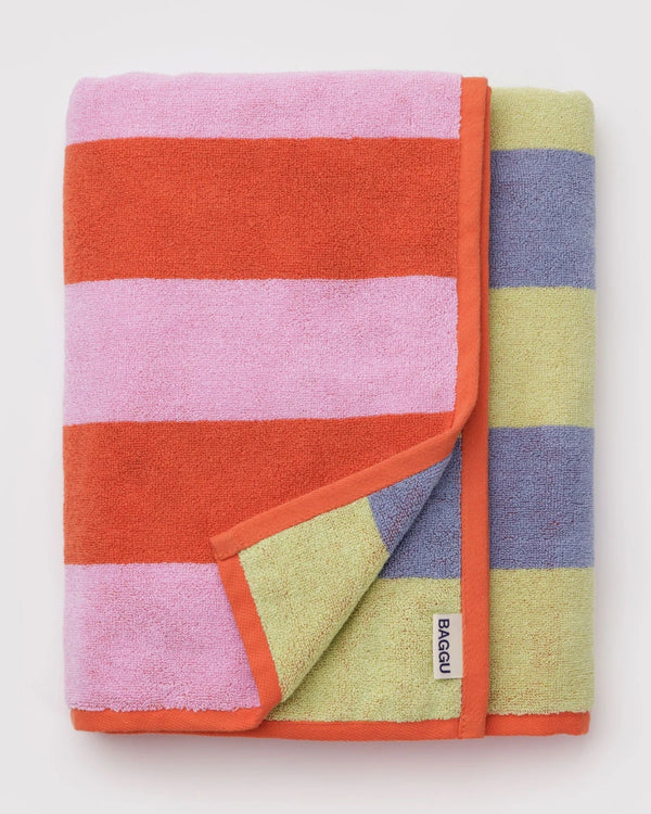 Baggu Pool Stripe Badehandtuch, wendbar mit breiten Streifen, pink-rot und gelb-blau, aus weicher Bio-Baumwolle, ideal für Bad, Strand oder Sauna.