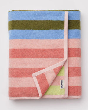 Gefaltetes Baggu Sherbet Stripe Badehandtuch mit Streifenmuster und kleinem BAGGU-Etikett, ideal für Bad, Strand oder Sauna, aus weicher, saugfähiger Bio-Baumwolle.