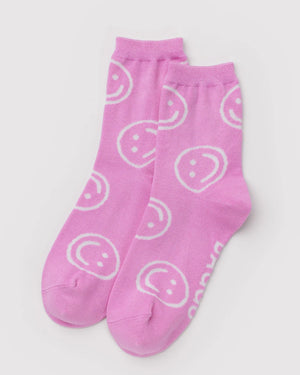 Baggu Crew Socks Pink Happy: Knöchellange, pinke Socken mit weißen Smiley-Gesichtern, aus weichem, elastischem Bambus-Viskose-Mix, bieten atmungsaktiven Tragekomfort im Alltag.