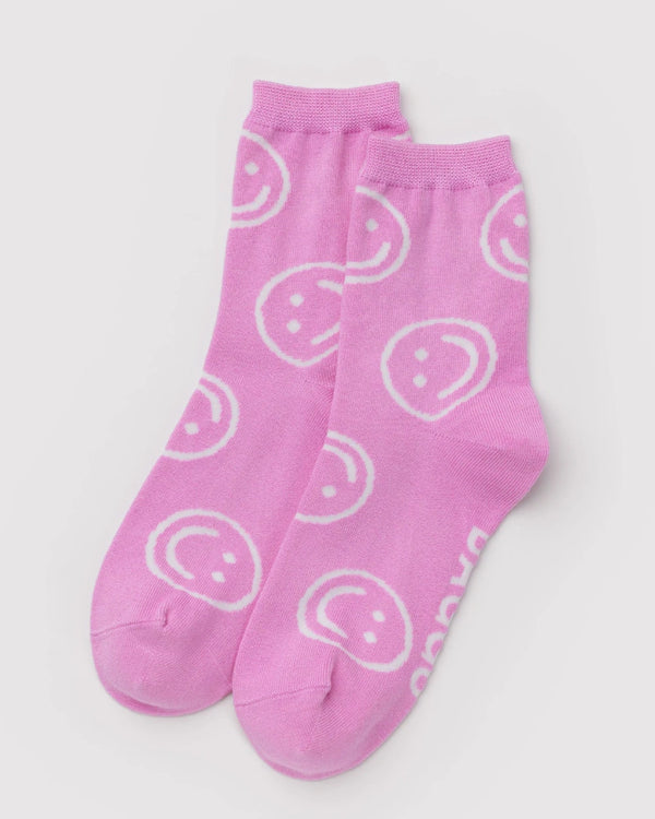 Baggu Crew Socks Pink Happy: Knöchellange, pinke Socken mit weißen Smiley-Gesichtern, aus weichem, elastischem Bambus-Viskose-Mix, bieten atmungsaktiven Tragekomfort im Alltag.