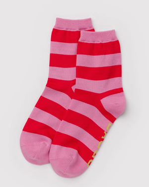 Baggu Crew Socks Pink Stripe: Ankle-Socken mit roten und pinken Streifen aus weichem, atmungsaktivem Bambus-Viskose-Mix, ideal für hohen Tragekomfort im Alltag.