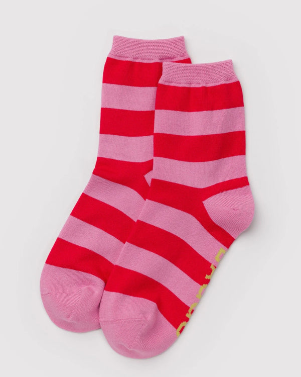 Baggu Crew Socks Pink Stripe: Ankle-Socken mit roten und pinken Streifen aus weichem, atmungsaktivem Bambus-Viskose-Mix, ideal für hohen Tragekomfort im Alltag.