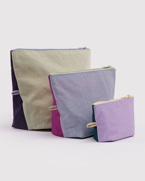 Baggu Go Pouch Lagoon Mix (3teilig): Drei farblich abgestufte Reißverschlusstaschen aus recyceltem Nylon, ideal zum Organisieren von Kabeln, Kosmetik und Accessoires.