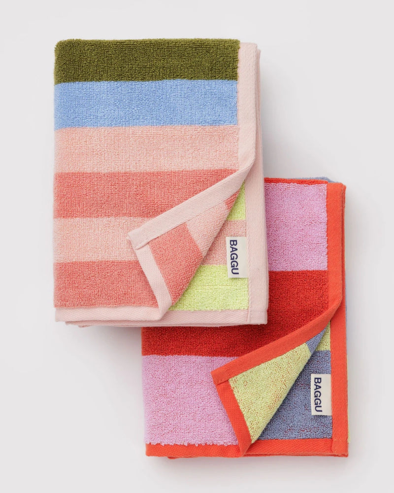 Baggu Pool Stripe Mix Handtücher (2er Set) mit horizontalen Streifen in verschiedenen Farben, aus 100% Bio-Baumwolle, mit wendbarem Design und BAGGU-Label.