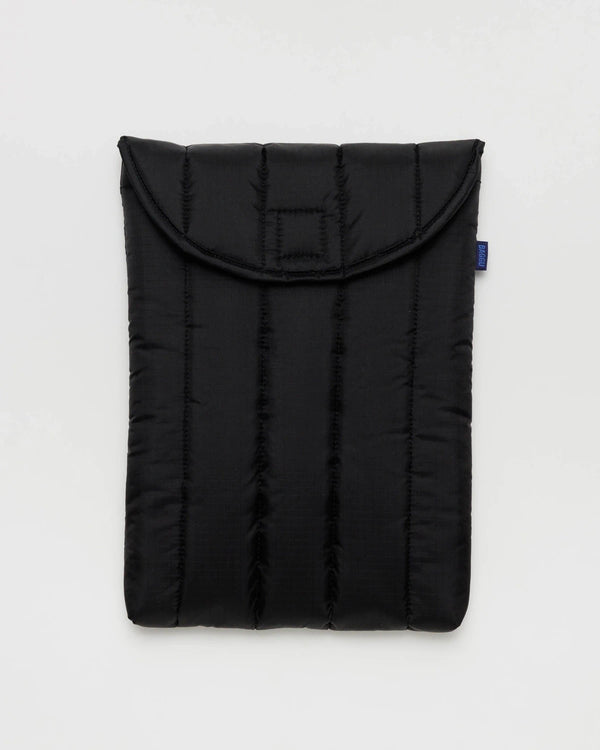 Baggu Puffy Laptop Sleeve 13/14 Black: Schwarze, gesteppte Laptophülle aus recyceltem Ripstop-Nylon mit Klettverschluss, ideal für den Schutz von Laptops und Tablets bis 14 Zoll.