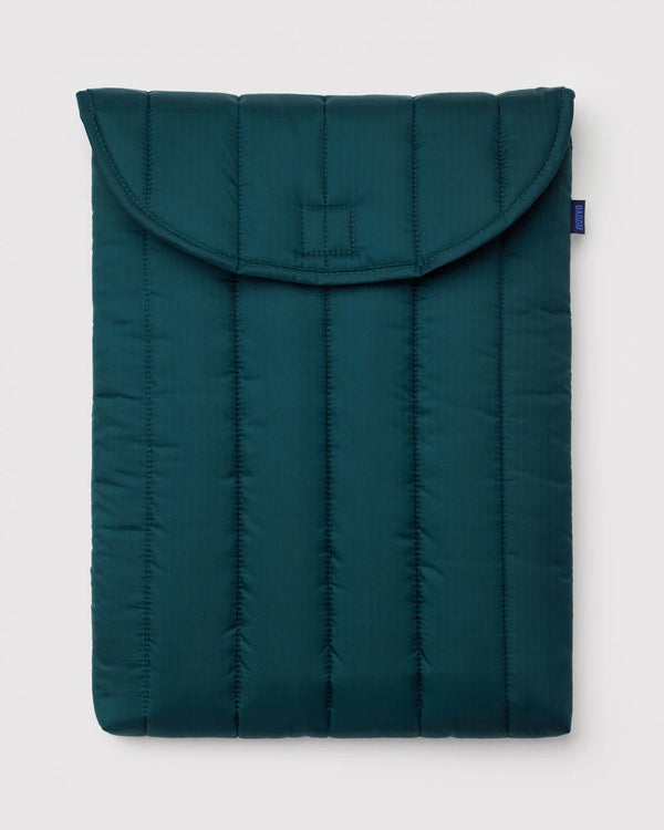 Baggu Puffy Laptop Sleeve 16 Deep Sea: Gepolsterte, gesteppte Hülle mit Klettverschluss für Laptops/Tablets bis 16, aus recyceltem Ripstop-Nylon, ideal für unterwegs.