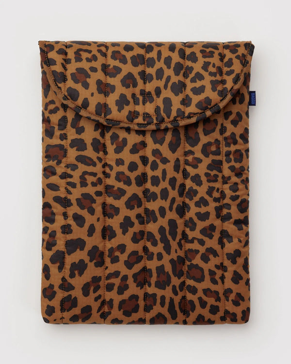 Baggu Puffy Laptop Sleeve 16 Leopard: Gepolsterte, gesteppte Laptophülle mit Leopardenmuster, Klettverschluss und seitlichem Stoffetikett, passend für Laptops bis 16 Zoll.