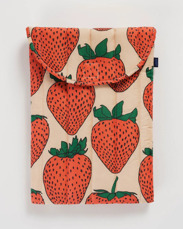 Baggu Puffy Laptop Sleeve 16 Strawberry, gesteppte Hülle mit Erdbeerprint, aus recyceltem Ripstop-Nylon, mit Klettverschluss, bietet gepolsterten Schutz für Laptops bis 16 Zoll.