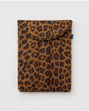 Baggu Puffy Laptop Sleeve 13/14 Leopard: Schlanke, gesteppte Hülle aus recyceltem Ripstop-Nylon mit Leopard-Print, Klettverschluss, ideal für Tablets oder Laptops bis 14.