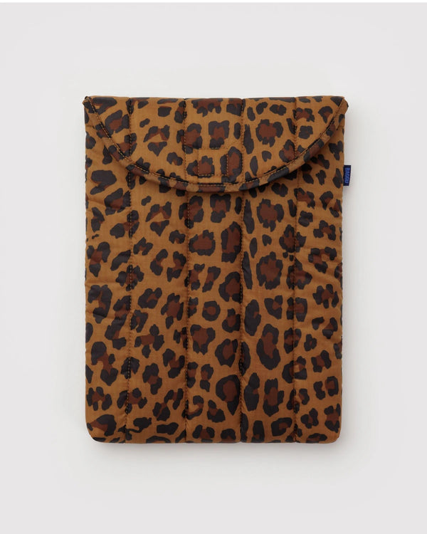 Baggu Puffy Laptop Sleeve 13/14 Leopard: Schlanke, gesteppte Hülle aus recyceltem Ripstop-Nylon mit Leopard-Print, Klettverschluss, ideal für Tablets oder Laptops bis 14.