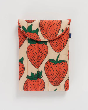 Baggu Puffy Laptop Sleeve 13/14 Strawberry: Gestepptes, gepolstertes Hülle im Erdbeer-Design aus recyceltem Ripstop-Nylon mit Klettverschluss, passend für Laptops bis 14 Zoll.