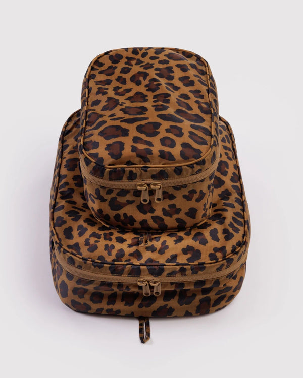 Baggu Packing Cube Set Leopard: Zwei übereinander gestapelte, rechteckige Reißverschlusstaschen im Leopardenmuster aus recyceltem Ripstop-Nylon, ideal zur übersichtlichen Organisation von Kleidung.