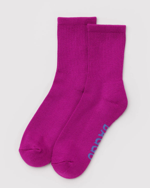 Baggu Ribbed Socks Deep Fuchsia, weiche, elastische Socken aus Bambus-Viskose-Mix mit blauem Text auf der Sohle, ideal für Komfort und Stil.