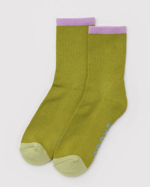 Baggu Ribbed Socks Olive Mix: Weiche, elastische mid-calf Socken aus Bambus-Viskose, in Olivgrün mit lilafarbenem Bündchen und blauen Logo-Details. Ideal für Komfort und Stil.