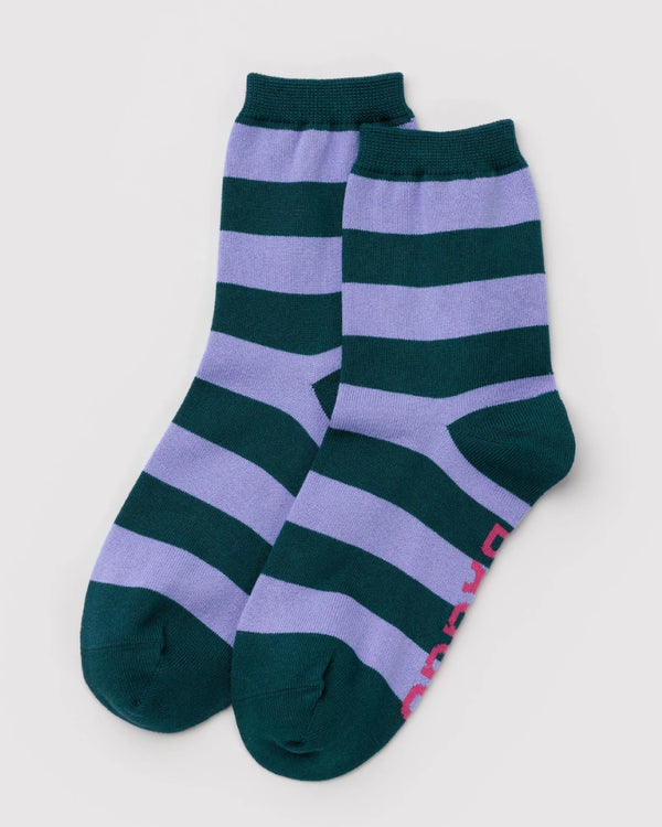 Baggu Crew Socks Malachite Stripe, gestreifte Socken aus Bambus-Viskose-Mix, liegen flach. Diese Socken bieten hohen Tragekomfort und sind ideal für den Alltag.