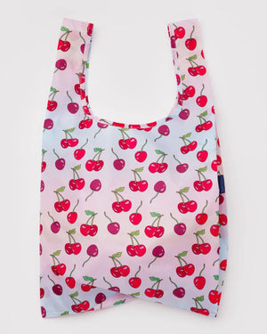 Standard Baggu Einkaufsbeutel Cherries, ein leichter, robuster Beutel mit Kirschenmotiv auf rosa Hintergrund, aus recyceltem Ripstop-Polyester, ideal für vielseitige, nachhaltige Alltagsnutzung.