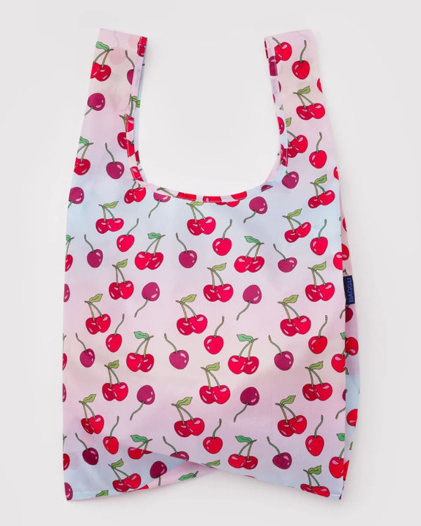 Standard Baggu Einkaufsbeutel Cherries, ein leichter, robuster Beutel mit Kirschenmotiv auf rosa Hintergrund, aus recyceltem Ripstop-Polyester, ideal für vielseitige, nachhaltige Alltagsnutzung.