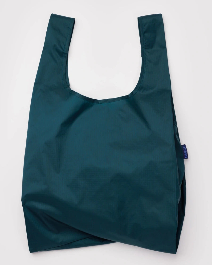 Standard Baggu Einkaufsbeutel Deep Sea aus recyceltem Ripstop-Polyester; robust, faltbar, maschinenwaschbar; bietet Platz für 2-3 Einkaufstüten, ideal für vielseitige Alltagsnutzung.