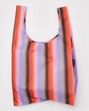 Standard Baggu Einkaufsbeutel Gradient Stripe Poppy & Lilac aus recyceltem Ripstop-Polyester, leicht und belastbar, perfekt für spontane Einkäufe, faltbar in integrierte Tasche.