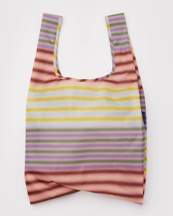 Standard Baggu Einkaufsbeutel Gradient Stripe Multi aus recyceltem Ripstop-Polyester, flachliegend mit horizontalen Streifen, ideal für den Alltag, belastbar bis 18 kg.