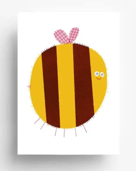 Süße Bee Postkarte mit fröhlichem, rundem Cartoon-Insekt, illustriert von Barbara Dziadosz. Gedruckt auf ungestrichenem 300g/qm Offsetpapier, Format DIN A6.