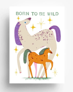 Born To Be Wild Postkarte mit stilisierten Pferdeillustrationen und funkelnden Sternen, von Barbara Dziadosz. Gedruckt auf 300g/qm Offsetpapier, Format Din A6.