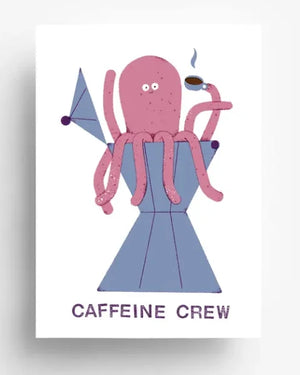 Caffeine Crew Postkarte: Illustration eines pinken Oktopus im blauen Moka-Topf, der Kaffee hält. Hochwertiger Druck auf ungestrichenem 300g/qm Offsetpapier, Format Din A6.