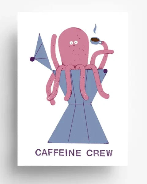 Caffeine Crew Postkarte: Illustration eines pinken Oktopus im blauen Moka-Topf, der Kaffee hält. Hochwertiger Druck auf ungestrichenem 300g/qm Offsetpapier, Format Din A6.