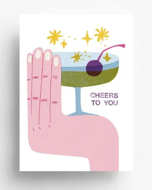 Cheers To You Postkarte mit Illustration einer Hand, die ein Cocktailglas hält, mit goldenem Funkeln und „CHEERS TO YOU“-Text, gedruckt auf ungestrichenem 300g/qm Offsetpapier in Deutschland.