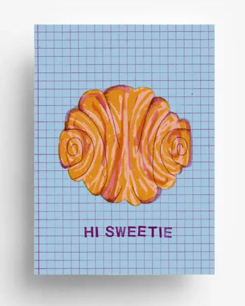 Grußkarte Hi Sweetie Franzbrötchen Postkarte mit orangefarbenem Gebäck-Design auf blauem Hintergrund. Gedruckt auf 300g/qm Offsetpapier, illustriert von Barbara Dziadosz.